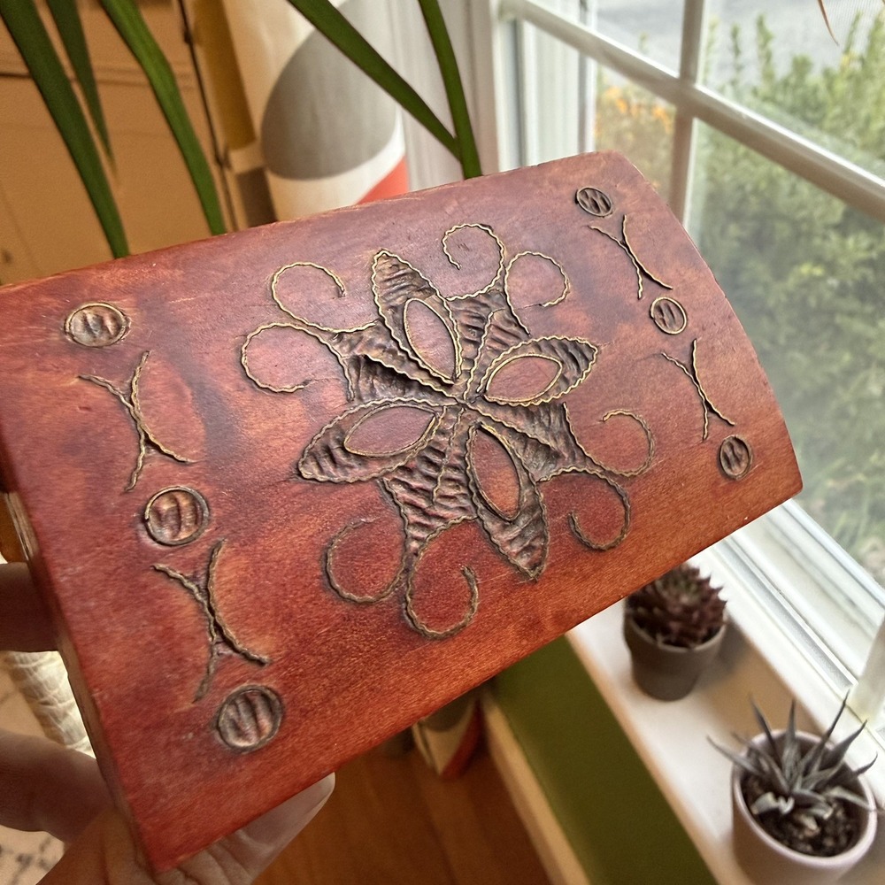 Vtg Mid-Century Footed Cedar Wood Jewelry Keepsake Trinket Box Brass Inlay Small